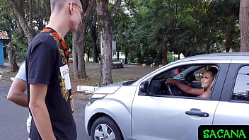Preview 1 of Tamil Mom Hot Son - Escondeu o garoto dentro do porta malas do carro!