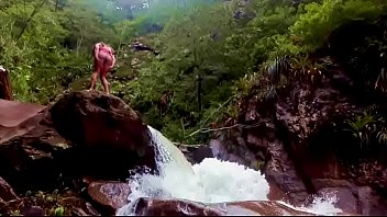 Preview 2 of Sunny Leone And Malena Morgan - Lilyan se desnuda al borde de una cascada