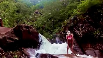 Preview 3 of Sunny Leone And Malena Morgan - Lilyan se desnuda al borde de una cascada