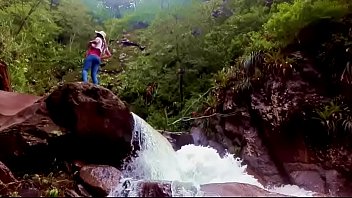 Preview 1 of Sunny Leone And Malena Morgan - Lilyan se desnuda al borde de una cascada