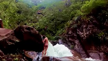 Preview 4 of Sunny Leone And Malena Morgan - Lilyan se desnuda al borde de una cascada