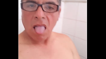 Preview 1 of Tickle Stocks - Tirando leche para una madura