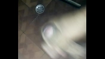 Preview 2 of Movies Mae - Batendo uma punheta pra minha puta gozando muito