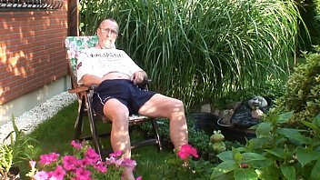 Preview 1 of Xxxvideo God Vip - Nackedei wichst im Garten 5