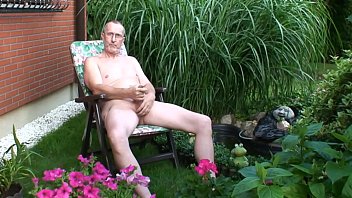 Preview 4 of Xxxvideo God Vip - Nackedei wichst im Garten 5