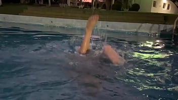Preview 3 of Nia Woodman - En la piscina