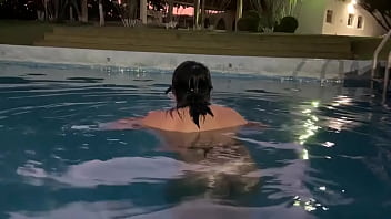 Preview 1 of Nia Woodman - En la piscina
