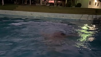 Preview 4 of Nia Woodman - En la piscina