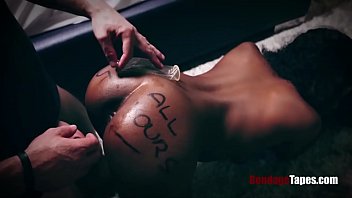 Preview 3 of Nicht Kommen - She lets a stranger&#039_s finger feel her pussy