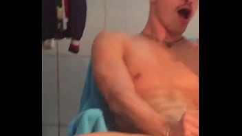 Preview 3 of Latin Milf Hunt - Novinho pirando na punheta