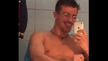 Preview 1 of Latin Milf Hunt - Novinho pirando na punheta