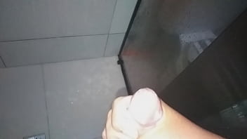 Preview 1 of Saare Del - Batendo uma no banheiro