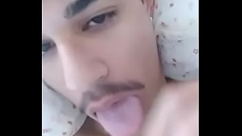 Preview 4 of Sxy Gilrs - Individuo gostoso Leuso Lambendo pra valer