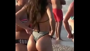 Preview 4 of Ebony Xxx 5 - Culona en la playa&iquest_quien es.?