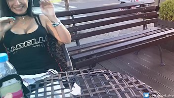 Preview 3 of Anne Curti - Safada Gozando em Publico com brinquedo interativo Public female orgasm interactive toy girl with remote vibe outside