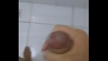 Preview 1 of Local Solomon Island Girls - Punheta no Banheiro(J&aacute_ que n&atilde_o tem ningu&eacute_m pra ajudar)