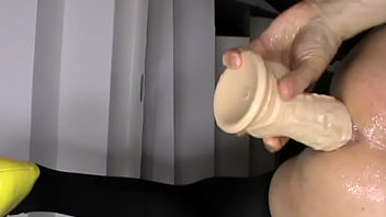 Preview 3 of Bnat Mrakoch - Grosso e lungo dildo con venature e ventosa B
