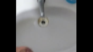 Preview 1 of My Mom Is Fucking Crazy - Gozando na pia