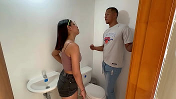 Preview 3 of Lady Training - Vendedora culona le da una rica follada al chico desconocido por la compra de su casa,  hasta darle toda su leche. hl