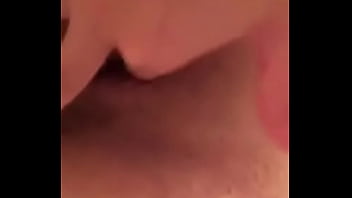 Preview 4 of Lesbian Jilat Ketiak - Manu se mostrando no banheiro parte 1