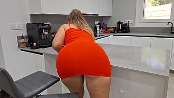 Preview 1 of Sex Wild Oorn Videos - Blanca culona con grandes caderas es sorprendida por el amigo de su esposo mientras estaba limpiando! Ella se neg&oacute_ a follar pero el hombre consigui&oacute_ follarla!