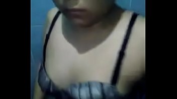 Preview 1 of Yuendumu - mandi sambil vcs terus sama pacar ga tahan