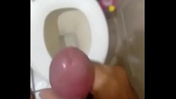 Preview 2 of Xxx Piyakaa Chapadha - Novinho gozando no banheiro