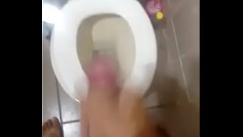 Preview 1 of Xxx Piyakaa Chapadha - Novinho gozando no banheiro