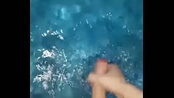 Preview 2 of Xxxx Bhjpuri Vido - Amigo se masturba en la piscina