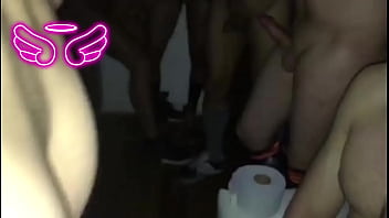 Preview 2 of Geile Oma Am Wc - En la Angel&#039_s Naked Party todos quieren sexo