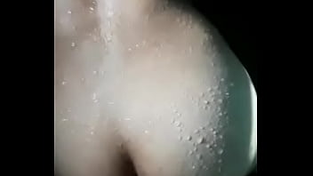 Preview 3 of Two Girls Sex Togather - Brincando com o amigo no banho