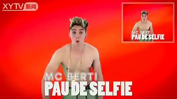 Preview 1 of Boos Deutair Fucking - MC berti pau de selfie (clipe oficial)