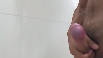 Preview 2 of Sexi Maid And Her Rich Boss - Novinho se masturbando no banho