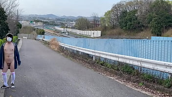 Preview 2 of Ella Huges Lick Cork - 女装子まゆちゃんが高速道路の側道で横を車や人が通るのをものともせず全裸露出プレイを楽しんでいる