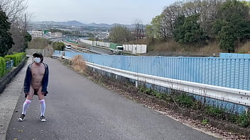 Preview 3 of Ella Huges Lick Cork - 女装子まゆちゃんが高速道路の側道で横を車や人が通るのをものともせず全裸露出プレイを楽しんでいる