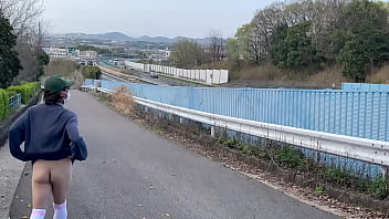 Preview 1 of Ella Huges Lick Cork - 女装子まゆちゃんが高速道路の側道で横を車や人が通るのをものともせず全裸露出プレイを楽しんでいる