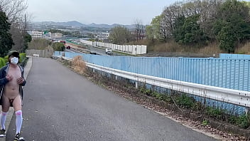Preview 4 of Ella Huges Lick Cork - 女装子まゆちゃんが高速道路の側道で横を車や人が通るのをものともせず全裸露出プレイを楽しんでいる
