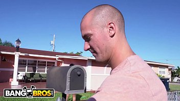 Preview 1 of Espiando Ala Amiga De Mi Esposa - BANGBROS - Sean Lawless Meets Rose Monroe And Her Latin Big Ass For The First Time