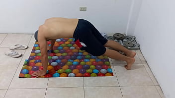 Preview 2 of Open Pussy Video - EL MACHO HACE SU RUTINA DE AEROBICOS ESPERANDO QUE LLEGUE A CASA SU HERMANASTRA PARA FOLLARLA. ELLA NO LLEGA Y EL HERMANASTRO SE TOCA SU PENE FLACIDO CON POCA ERECCION.