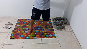 Preview 1 of Open Pussy Video - EL MACHO HACE SU RUTINA DE AEROBICOS ESPERANDO QUE LLEGUE A CASA SU HERMANASTRA PARA FOLLARLA. ELLA NO LLEGA Y EL HERMANASTRO SE TOCA SU PENE FLACIDO CON POCA ERECCION.