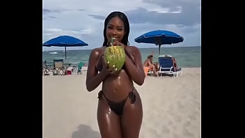 Preview 1 of Multipremier Peliculas Xxx - Preta Gostosa na Praia - Hot Black Woman in the Beach