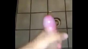 Preview 1 of Teen Muster - Meu amigo hetero punhetou e mandou pra mim por engano