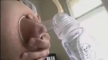 Preview 2 of Xxxx Mp4 Sexy Com - Mega tetona se saca la leche