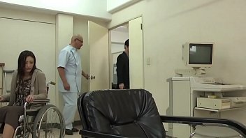 Preview 2 of Amiga Peituda - Geile sexy slimme patient wil dokter&#039_s lul nadat ze hem betrapt