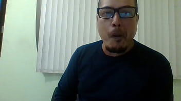 Preview 2 of Ass Finger Sniff Smell - V&iacute_deo de verificaci&oacute_n