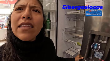 Preview 1 of Mom Love Dic - Queria comprar una refri para mi departamento pero no tenia dinero,  hasta que me abordo un vendedor con la promesa de si follaba con ella lo rebajaria,  pues acepte y no me arrepiento