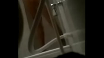 Preview 2 of Facking Garil - Esposa nua lavando a buceta