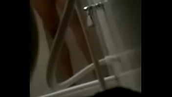 Preview 3 of Facking Garil - Esposa nua lavando a buceta