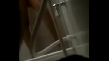 Preview 1 of Facking Garil - Esposa nua lavando a buceta
