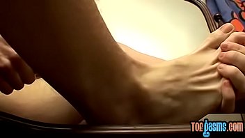Preview 2 of Sex Lanken - Athletic gay Gauge rubbing feet and big cock solo